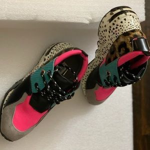 Steve Madden  
Size: 7 
Color Multi